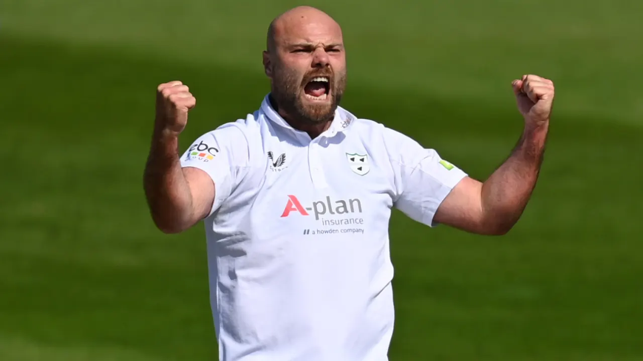 Joe Leach's six-for wreaks havoc on Kent as Worcestershire seize control