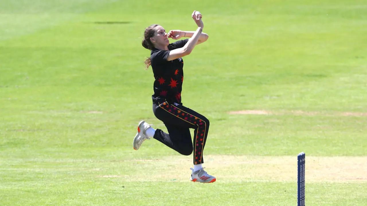 Emily Arlott and Charis Pavely shine as Sparks dominate Vipers with eight-wicket haul