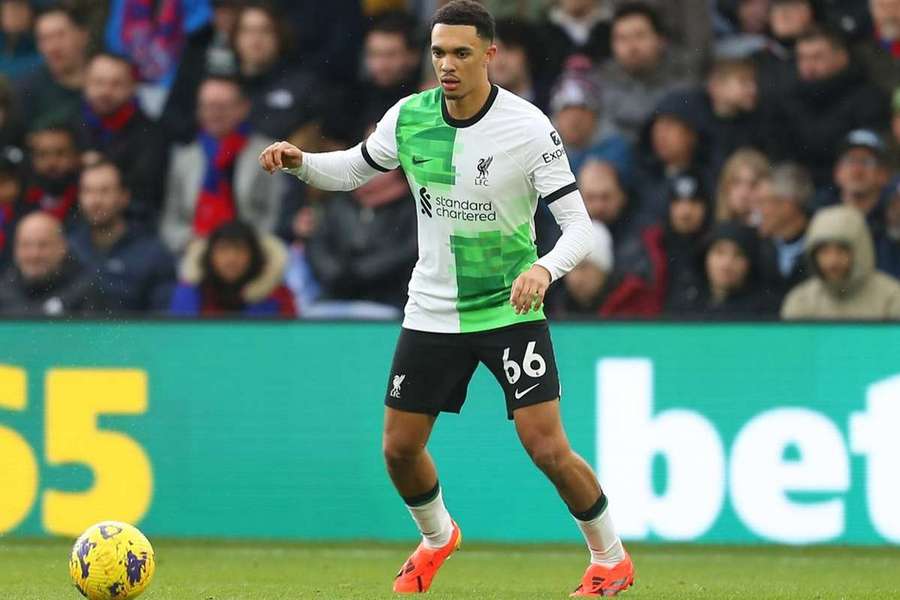 Carragher expresses concern for Alexander-Arnold over contract negotiations