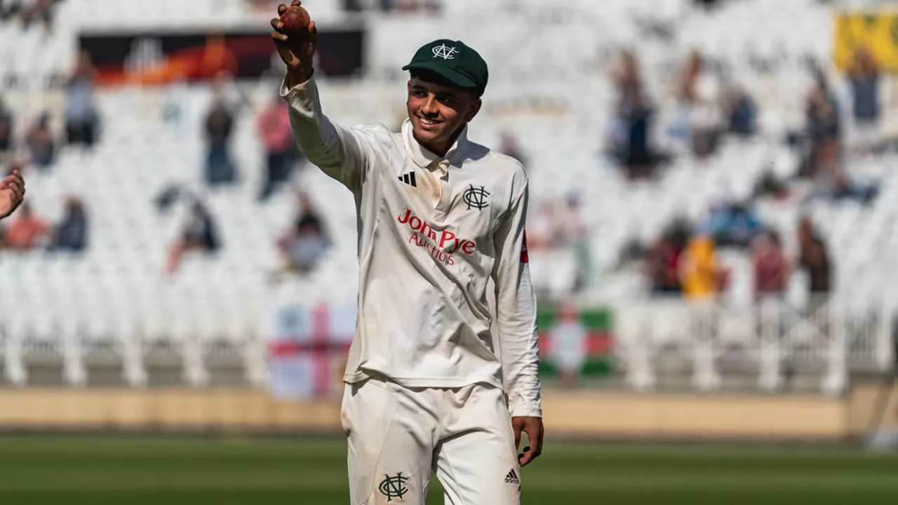 Kent's relentless battle to save the match as Farhan Ahmed maintains a tight hold