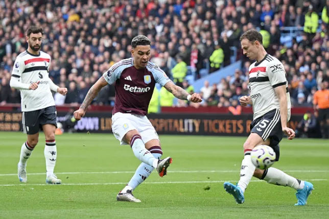 Players of Manchester United should feel 'ashamed' of Jonny Evans winning MOTM award against Aston Villa, criticizes Dimitar Berbatov